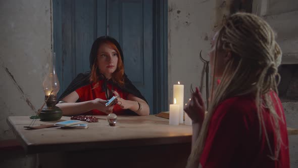Fortuneteller Practice Divination with Tarot Cards alt