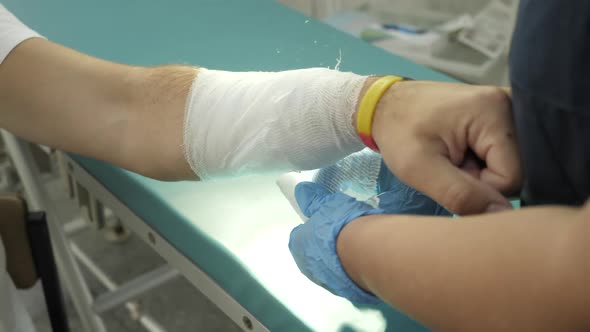 Bandage hand. Visiting traumatologist. Doctor applying bandage on the hand of the patient. alt