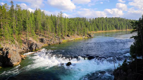 Yellowstone River in Yellowstone National Park in Wyoming alt