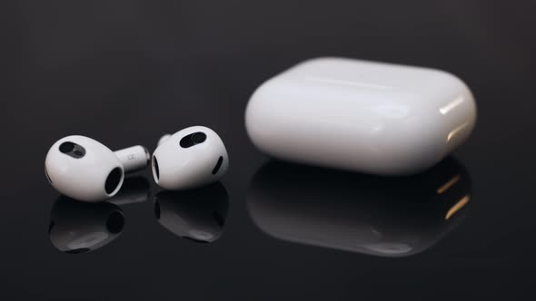 Wireless Earphone With Noise Cancelling Technology