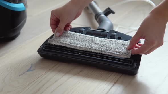Preparing the Vacuum Cleaner for Wet Cleaning alt