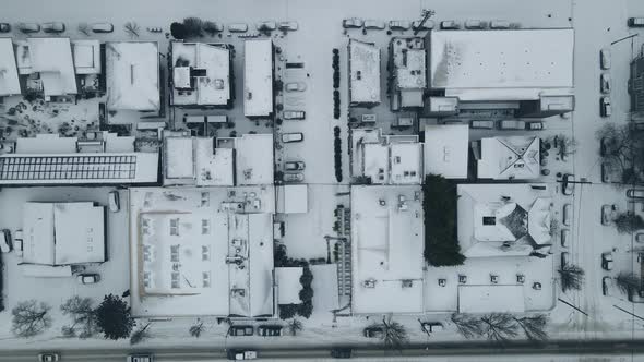 Snow Covered Houses During a Winter Snow Storm in Oregon alt