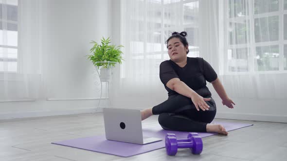 Plus size women are exercising online to lose weight in the living room