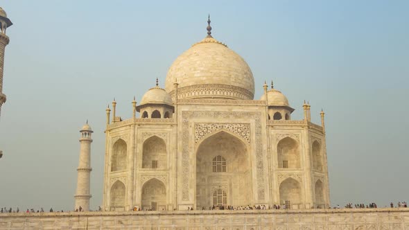 Famous Mausoleum Taj Mahal in Agra, India alt