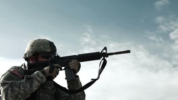 Soldiers on firing line practicing readying and firing M4 assault rifles alt