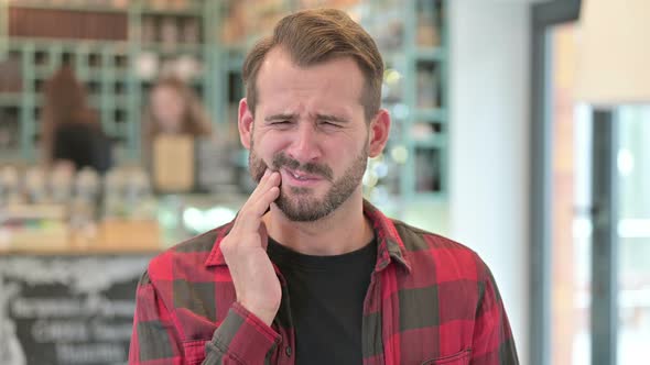 Portrait of Young Man with Toothache, Pain in Tooth alt