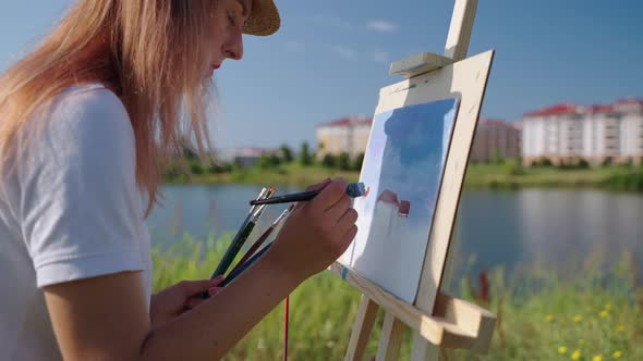 Woman Artist Painting Scene From Life Working En Plein Air alt