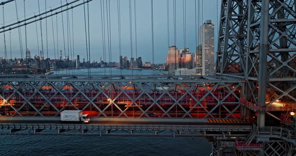 Williamsburg Bridge Towards Manhattan with a View of Midtown Manhattan alt