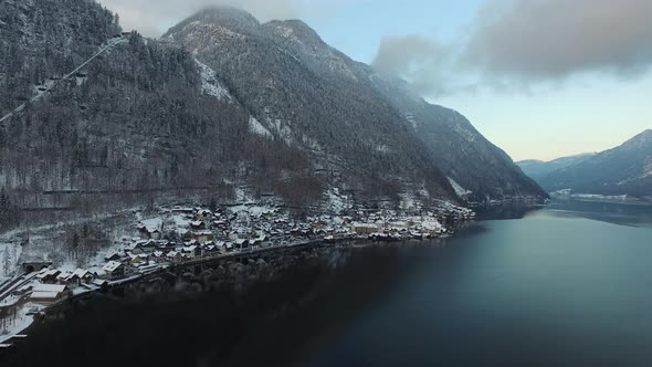 Aerial view of houses and mountains in Hallstatt alt