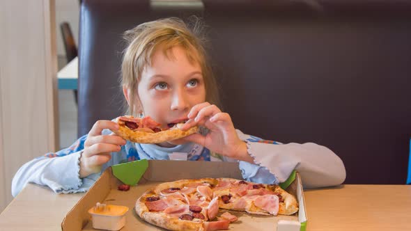 The girl eats pizza alt