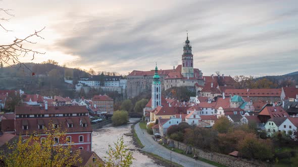 Cesky Krumlov and castle at dusk alt