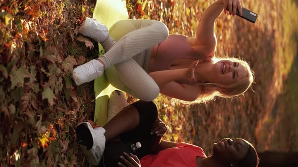 Outdoor Selfie Friends Leisure Women Phone Park alt