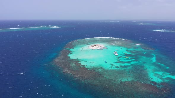Stunning aerial arc of Caribbean coral islet with sandbank, Cayo Paraiso alt