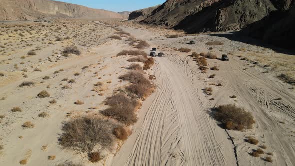 Off-road traffic jam in the desert as vehicles pass each other in Afton Canyon, Mojave Desert, Calif alt