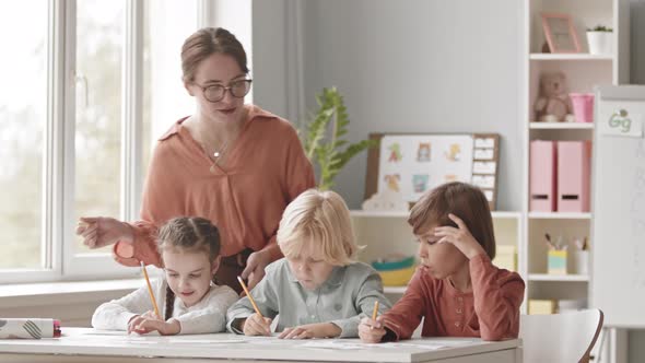 Speech Therapist Teaching Kids in Classroom alt
