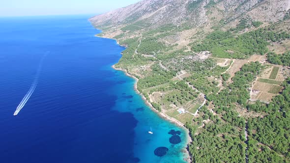 Aerial view of a boat passing sandy beach on the island of Brac, Croatia alt