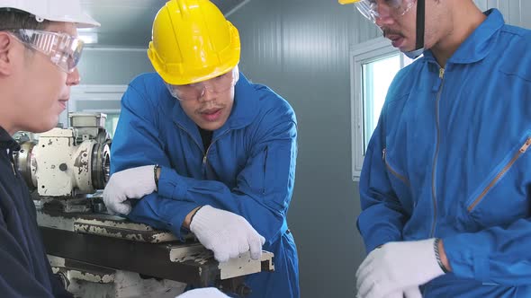 Professional engineering workers discuss inspecting with engineer team alt