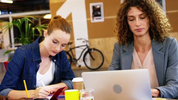 Businesspeople working together alt