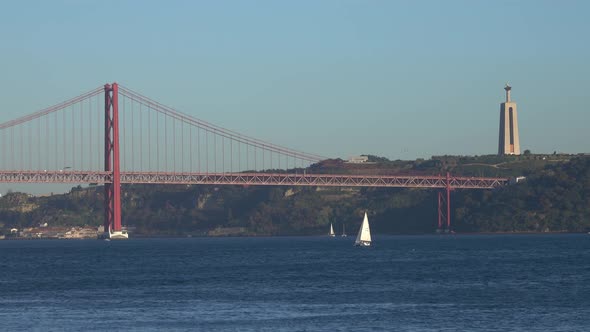 View of 25 April Bridge and Christ the King Statue alt