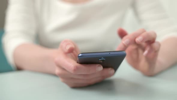 Using a Mobile Phone on Social Networks alt