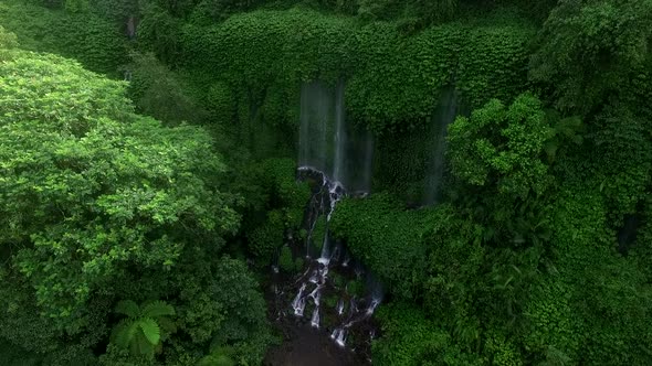 Green waterfall alt