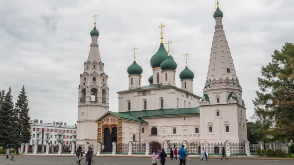View of the Church of Elijah the Prophet in Yaroslavl in front of a cloudy sky. alt