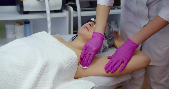 Armpit Disinfection Before Laser Hair Removal In A Beauty Salon. Body Care alt