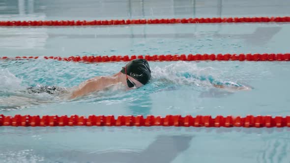 Young Athletic Man Swimmer Swims in the Pool Man Swimming and Training in the Water alt