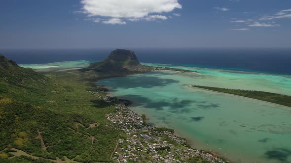 Beautiful Bird's-eye View of Mount Le Morne Brabant and the Waves of the Indian Ocean in Mauritius alt