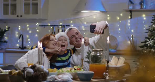 Family Taking Selfie at Christmas Eve alt