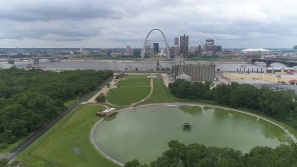 This video is an aerial of the St. Louis downtown area from the Mississippi River. alt