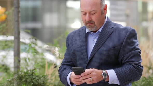 Man looking away then reading text message and then looking around worried alt