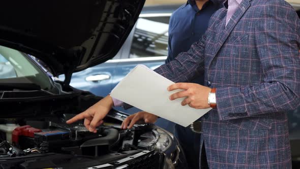 The Seller Describes the Characteristics of the Car alt