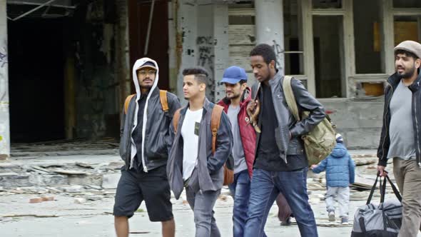 Arabic Refugees Walking alt