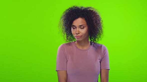 Dark-skinned Female Has Clueless Doubtful Expression, Doesnt Know What To Do alt