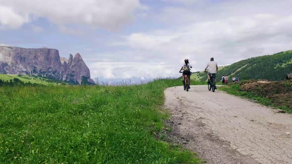 Alpe Di Siusi  Seiser Alm with Sassolungo  Langkofel Mountain Group in Background at Sunset alt