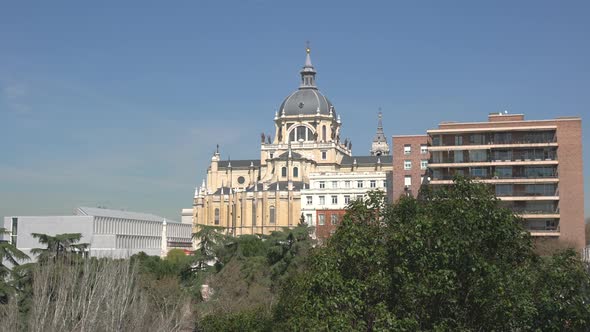 Almudena Cathedral in Madrid alt