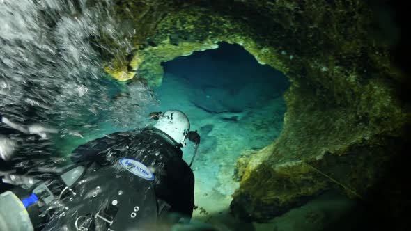 Underwater Cave Exploration alt