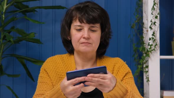 Close Up Middle Aged Woman Play Mobile Game Whit Mobile Phone
