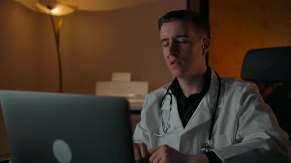 Male Doctor Tells a Patient Online How to Show the Language for Diagnosis alt