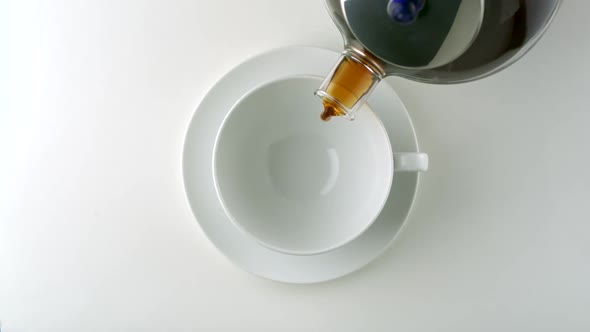 Pouring coffee into cup, Slow Motion alt