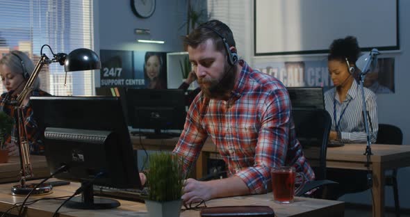 Man Shouting at a Call Center alt