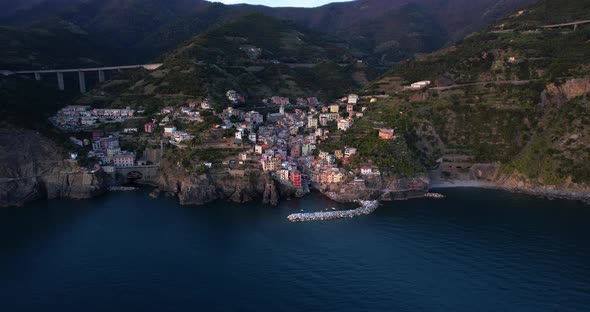 Houses of quaint Riomaggiore on steep coastal hillside, Cinque Terre, Italy alt