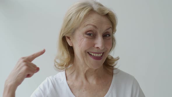 The Concept of Having Strong Healthy White Perfect Teeth in Old Age alt