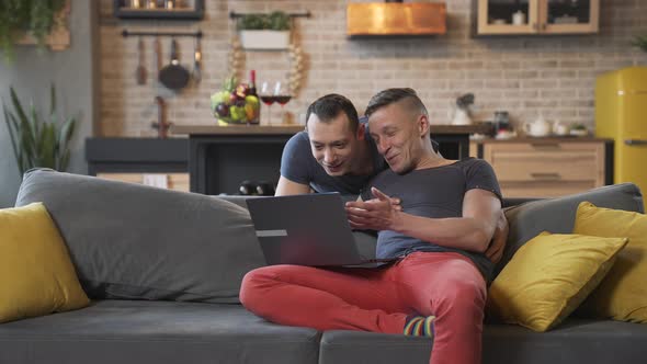 Gay Couple Spends Time Together alt