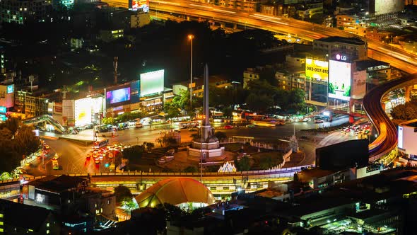 time lapse of Victory monument in central transportation at night in Bangkok, Thailand alt