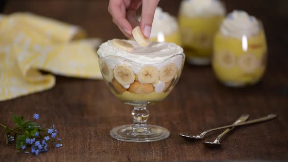 Pastry Chef Decorated a Banana Pudding
