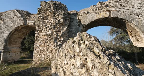 Barbegal aqueduct, Roman ruins in Fontvielle, Provence, Southern France alt