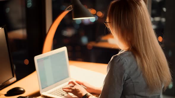 Confident Businessperson Explaining Contract Benefits Offer. Broker Partner Advisor With Bank. alt