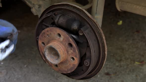 Rear Brake Shoes Servicing and Replacement alt